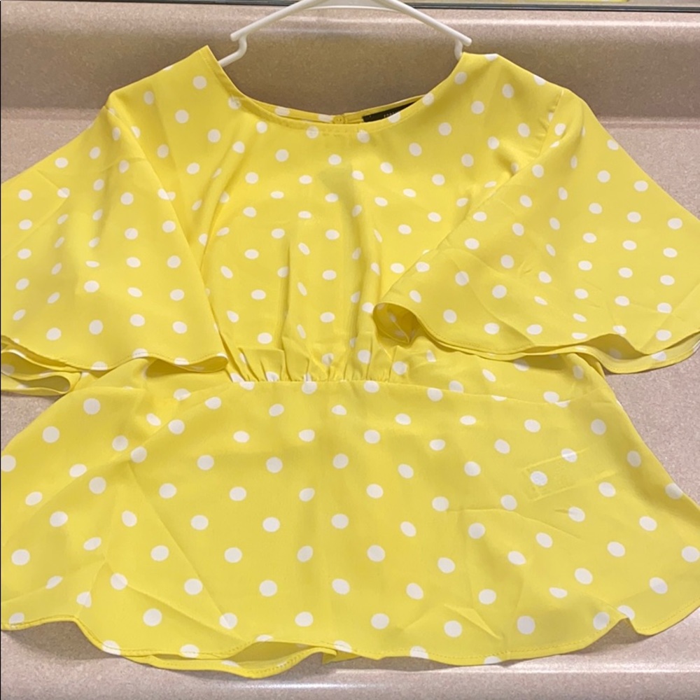Yellow poke a dotted blouse